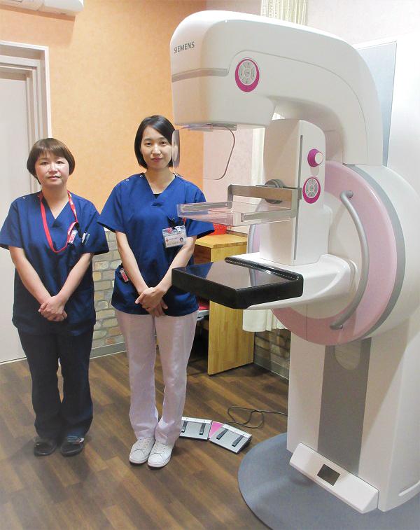 女性技師によるマンモグラフィ検査